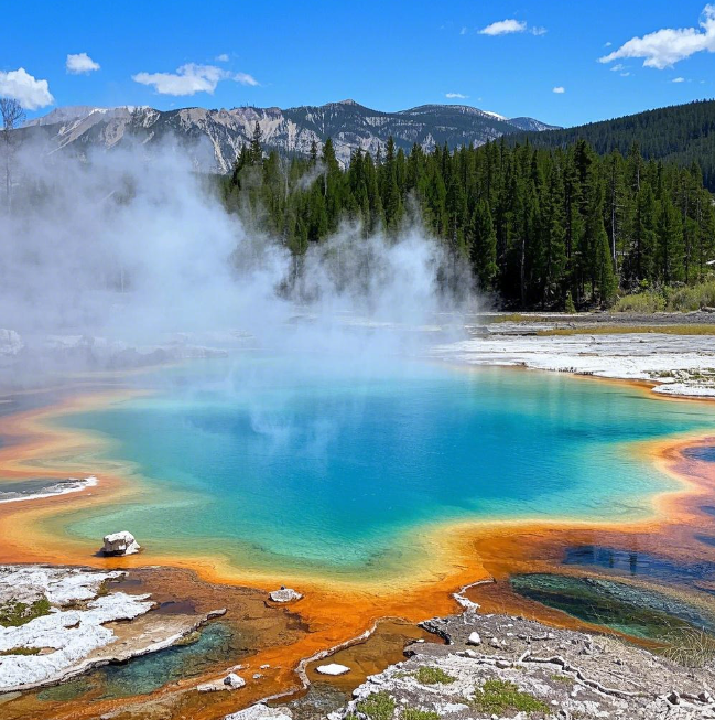 Similarities and differences between Jiuzhaigou and Yellowstone, USA